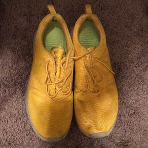 NIKE ROSHE RUN YELLOW